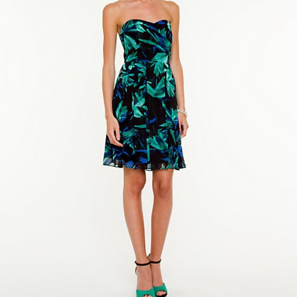LE CHATEAU Floral Sweetheart Dress